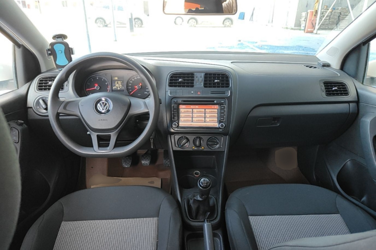 Volkswagen Polo 2015 car image #10