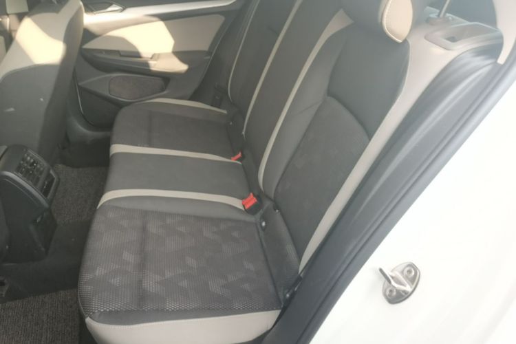 Volkswagen Golf 2023 immagine di auto #17