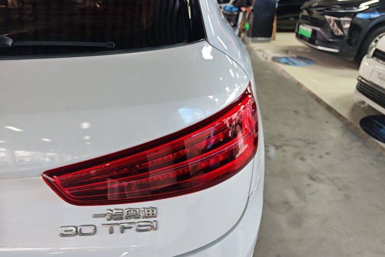 Audi Q3 2017 car image #8