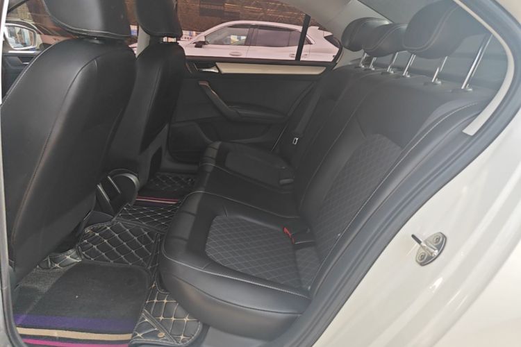 2019 car image #17