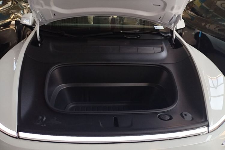 Tesla Model Y 2025 #20 Tesla Model Y 2025 car image #20