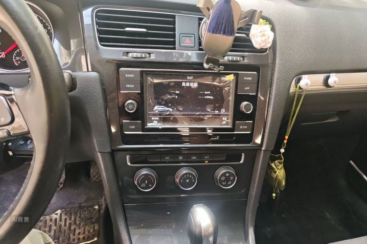 Volkswagen Golf 2018 car image #15