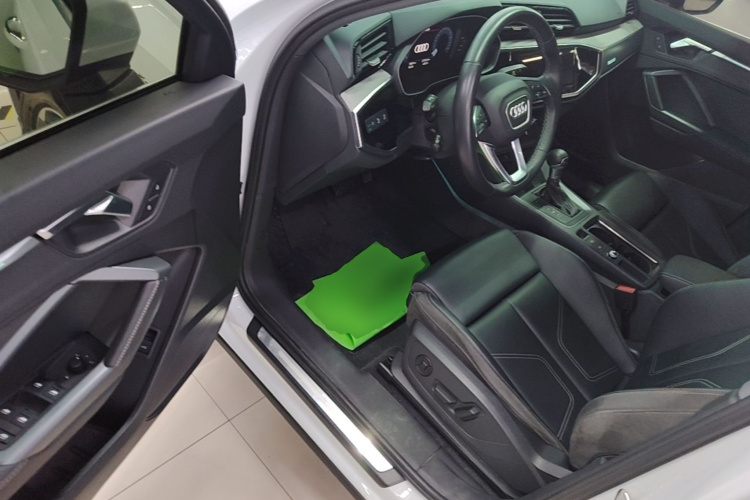 Audi Q3 2023 car image #12