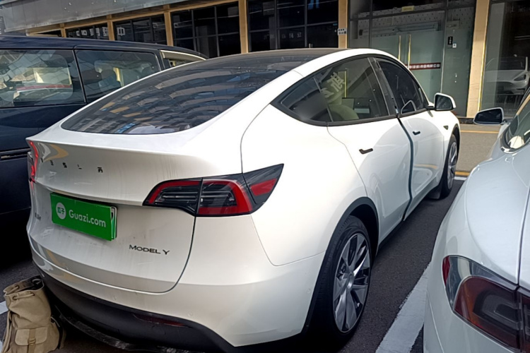 Tesla Model Y 2023 car image #7