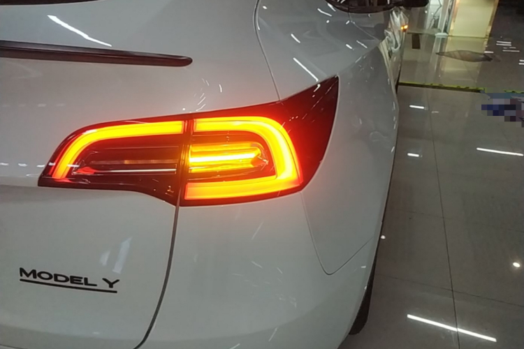 Tesla Model Y 2023 #8 Tesla Model Y 2023 car image #8