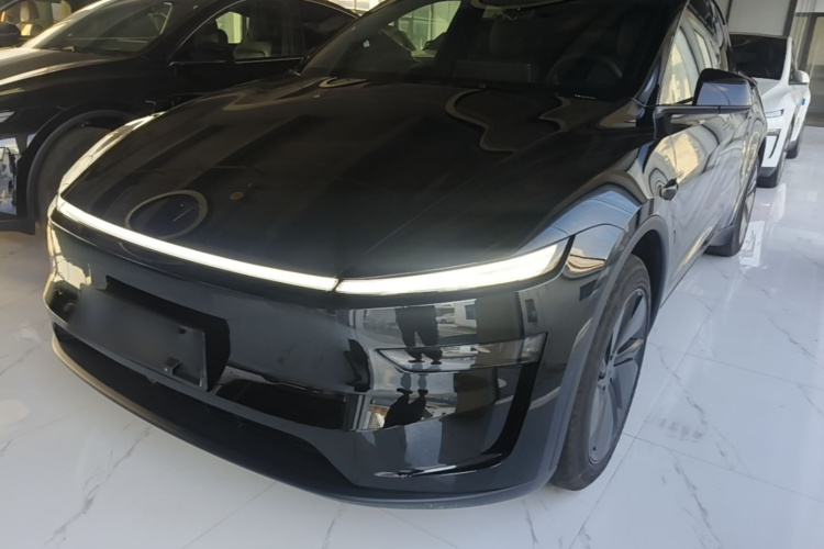 Tesla Model Y 2026 car image #2