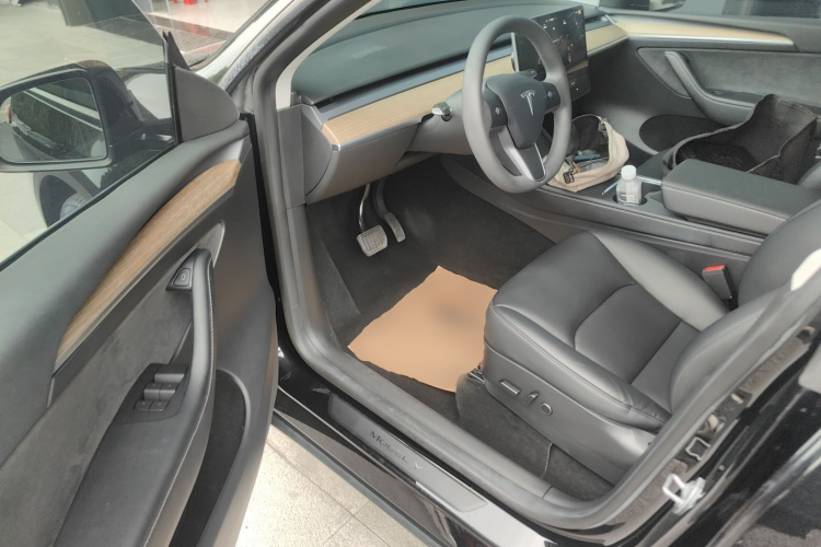 Tesla Model Y 2023 immagine di auto #16