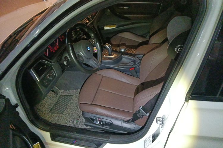 BMW 3 Series 2019 car image #19