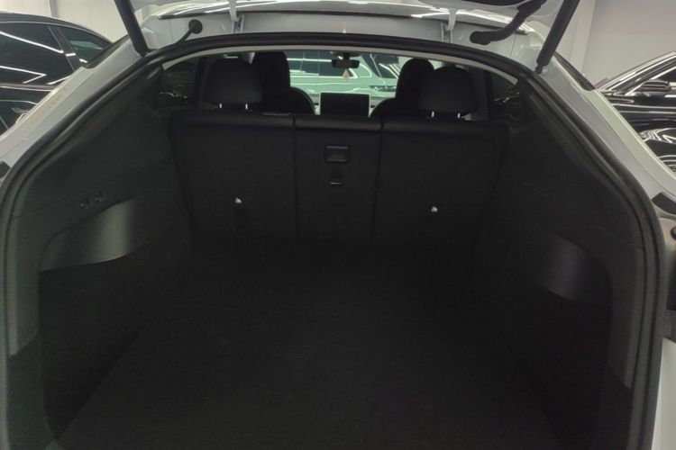 Tesla Model Y 2024 #19 Tesla Model Y 2024 car image #19