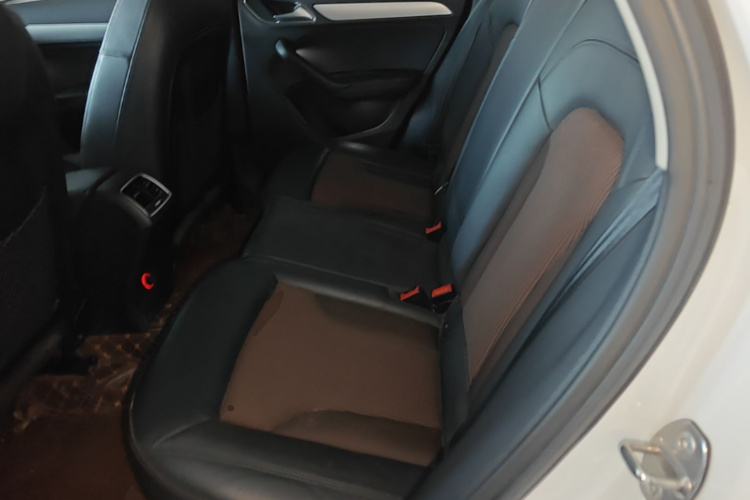 Audi Q3 2019 car image #17