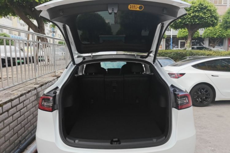 Tesla Model Y 2023 car image #19