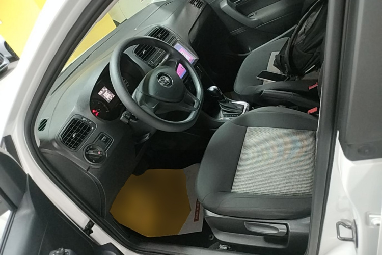 Volkswagen Polo 2018 car image #17