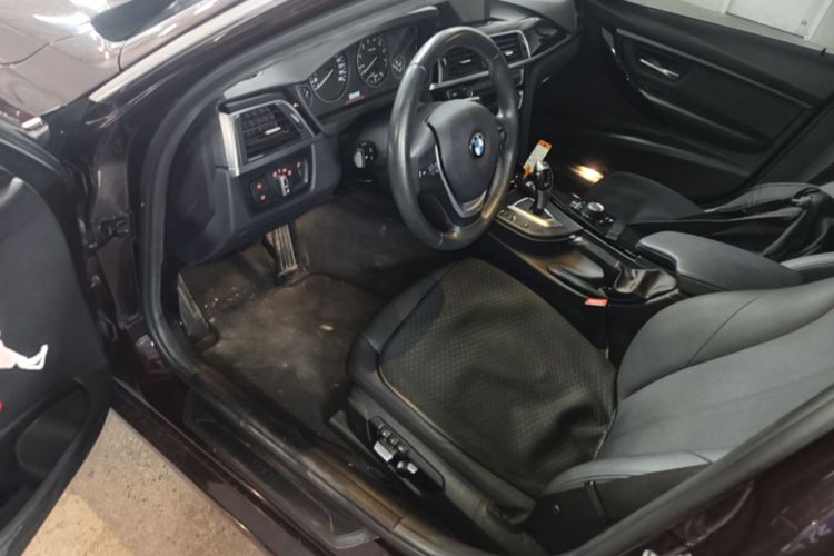 BMW 3 Series 2017 car image #16