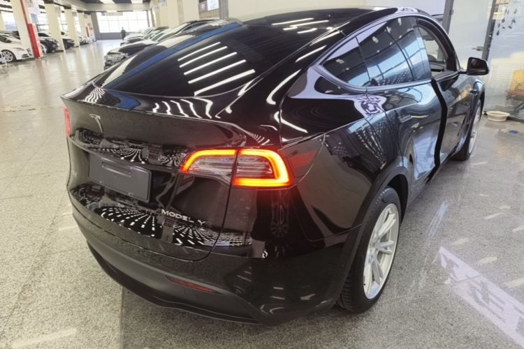Tesla Model Y 2023 #5 Tesla Model Y 2023 car image #5