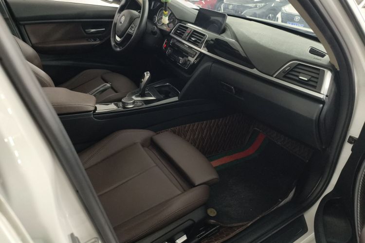 BMW 3 Series 2018 car image #12