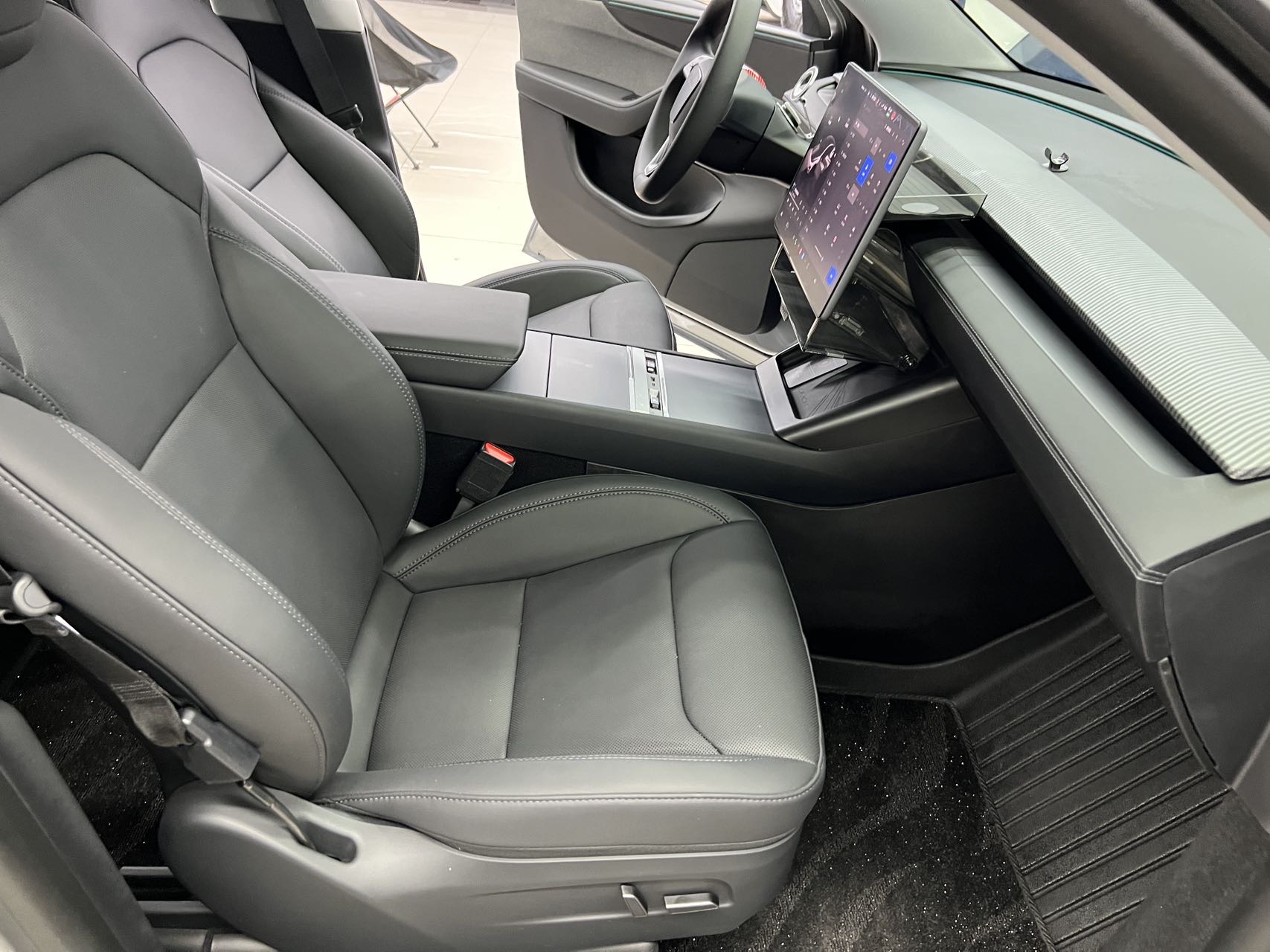Tesla Model Y 2025 #20 Tesla Model Y 2025 car image #20