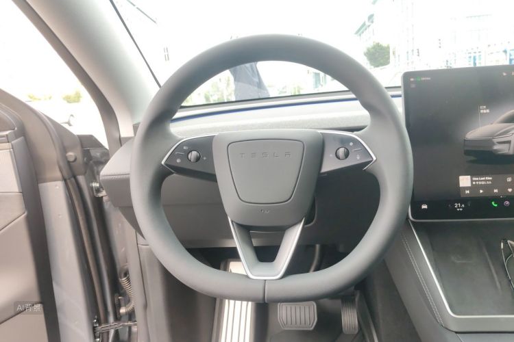 Tesla Model Y 2025 #12 Tesla Model Y 2025 car image #12