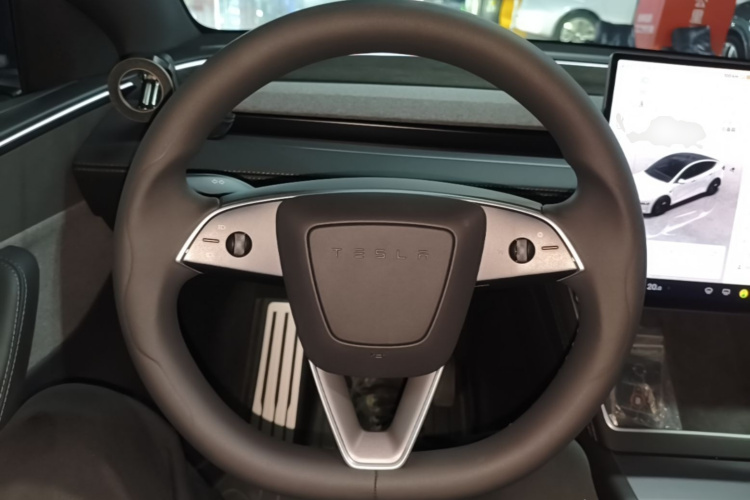 Tesla Model Y 2026 immagine di auto #11