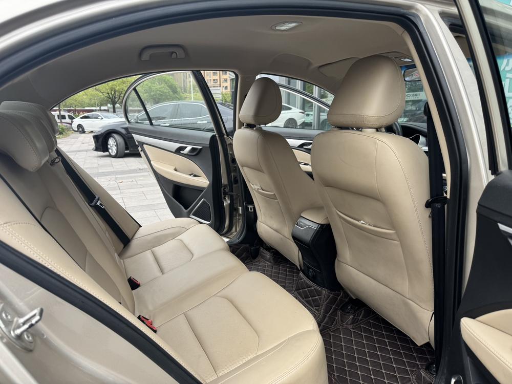 GEELY Emgrand 2018 car image #9
