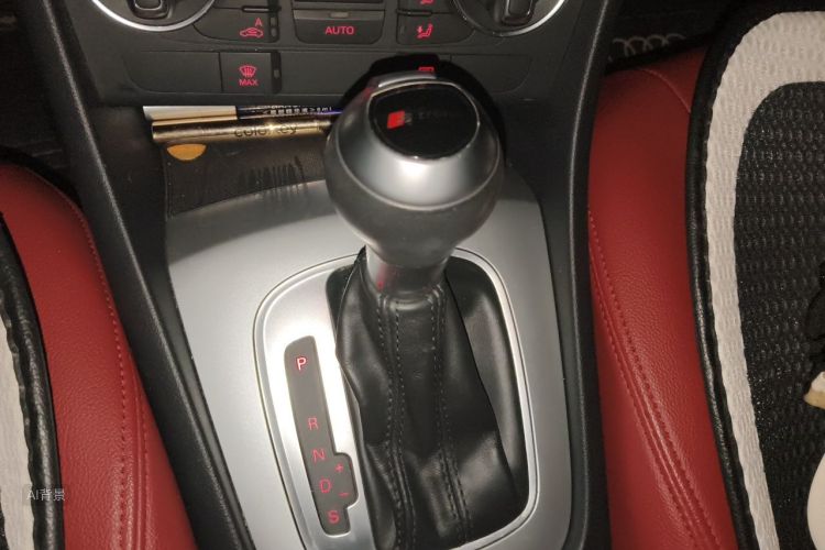 Audi Q3 2018 car image #16
