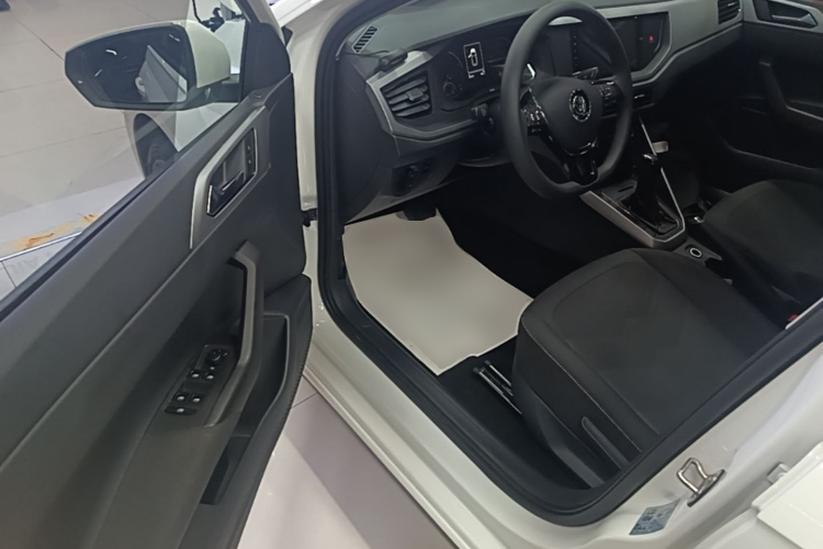 Volkswagen Polo 2021 car image #16