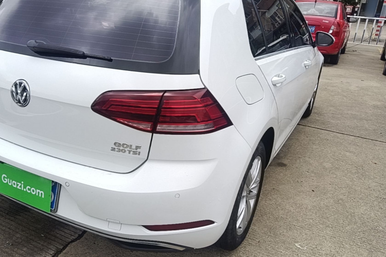 Volkswagen Golf 2018 car image #8
