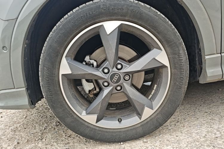 Audi Q3 2024 car image #9