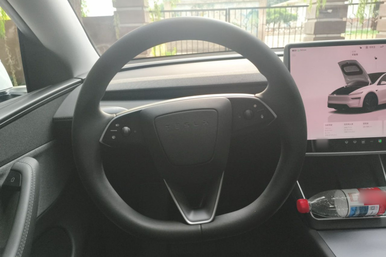 Tesla Model Y 2025 #11 Tesla Model Y 2025 car image #11