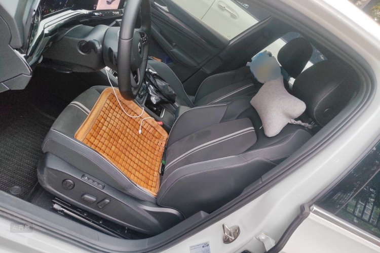 Volkswagen Golf 2025 car image #17