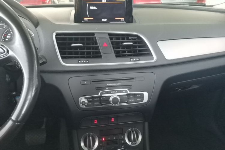 Audi Q3 2016 car image #15