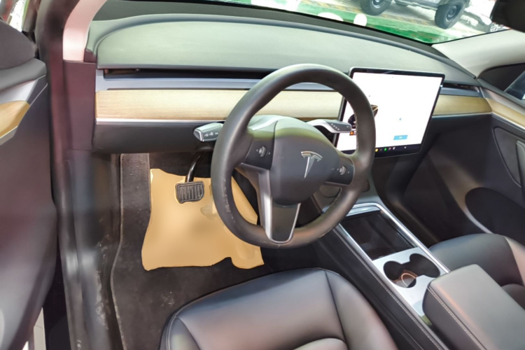 Tesla Model Y 2022 car image #11