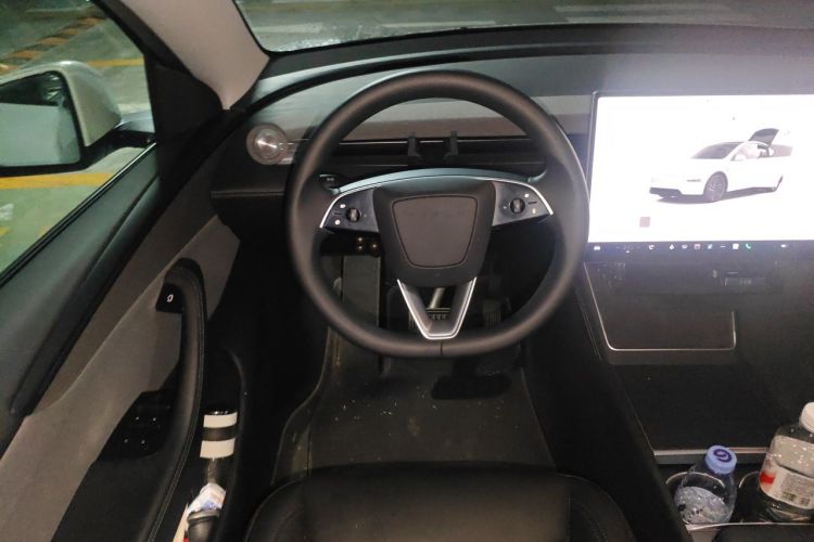 Tesla Model Y 2025 #15 Tesla Model Y 2025 car image #15