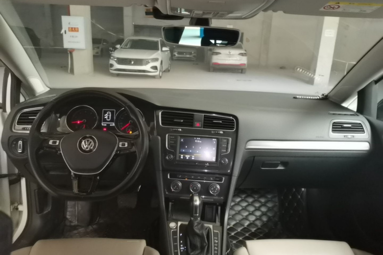 Volkswagen Golf 2017 car image #10