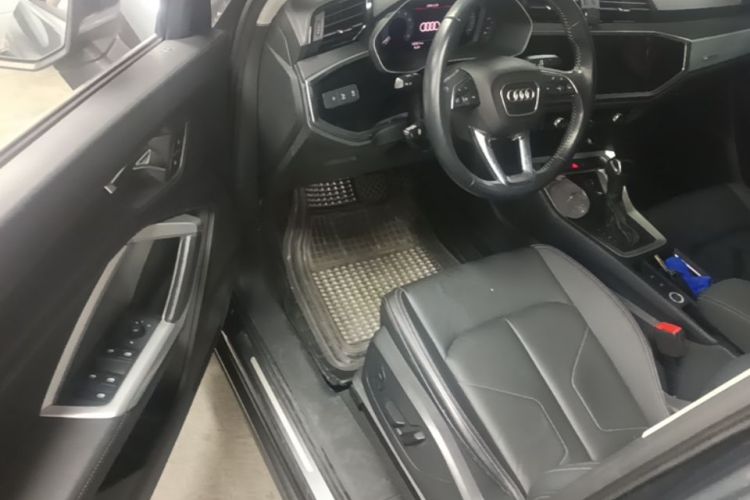 Audi Q3 2020 car image #16