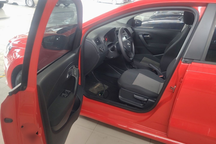 Volkswagen Polo 2016 car image #16