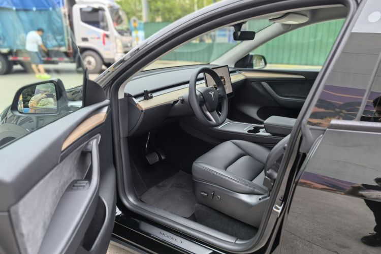Tesla Model Y 2023 car image #10