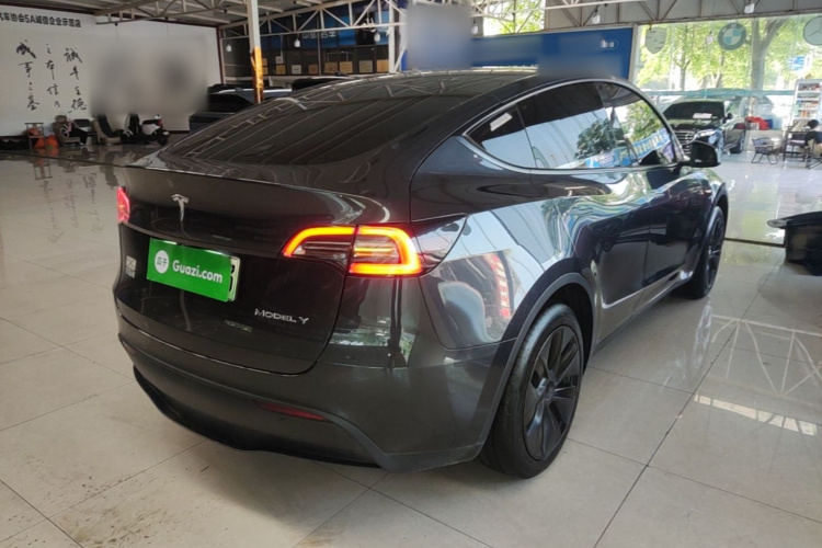 Tesla Model Y 2025 #7 Tesla Model Y 2025 car image #7