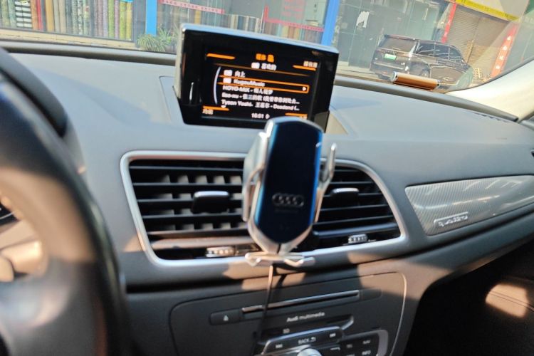 Audi Q3 2019 car image #17