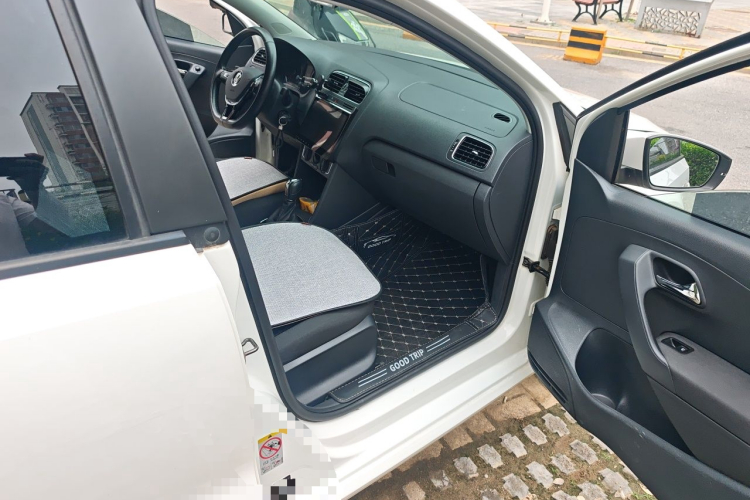 Volkswagen Polo 2016 car image #23