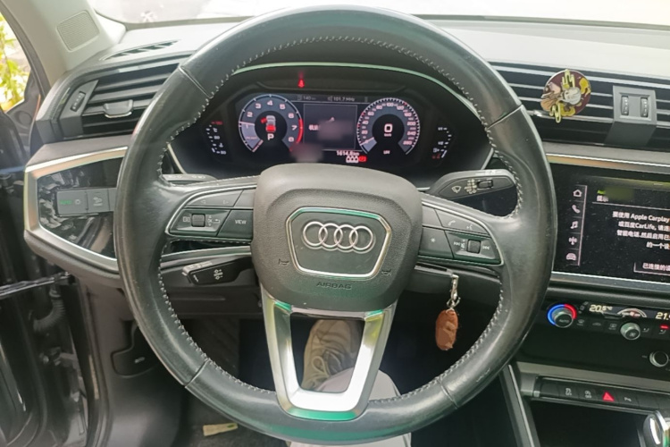 Audi Q3 2019 car image #11