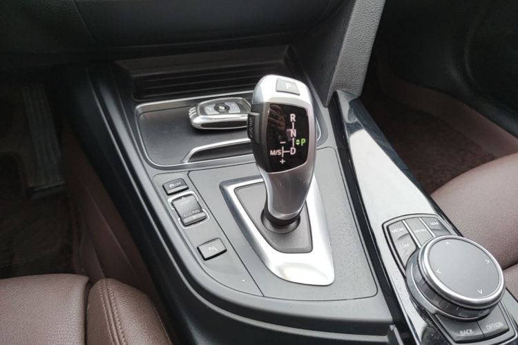BMW 3 Series 2019 car image #14