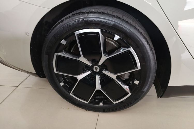 MI SU7 2024 immagine di auto #10