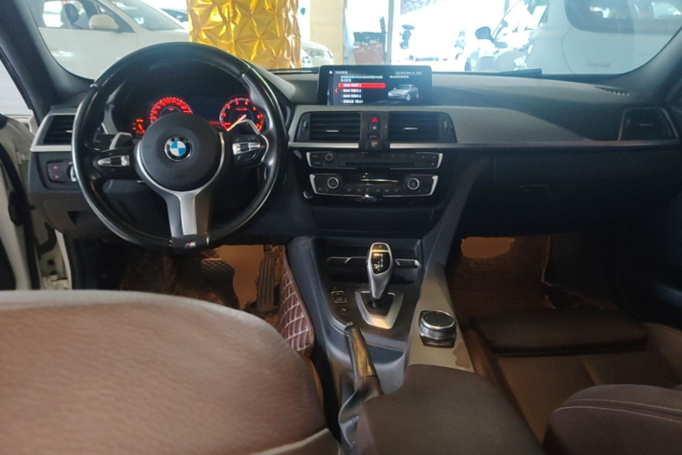 BMW 3 Series 2019 car image #10