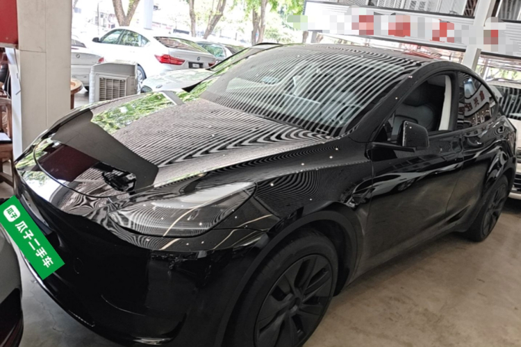 Tesla Model Y 2023 car image #2