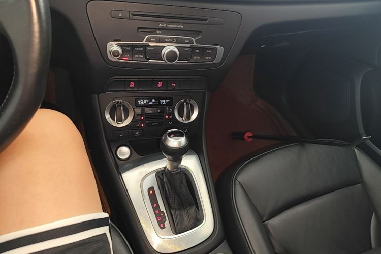 Audi Q3 2016 car image #14