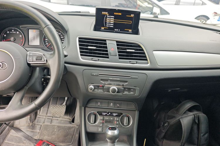 Audi Q3 2019 car image #13