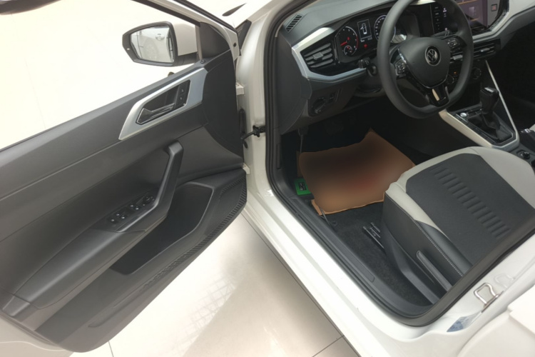 Volkswagen Polo 2021 car image #16
