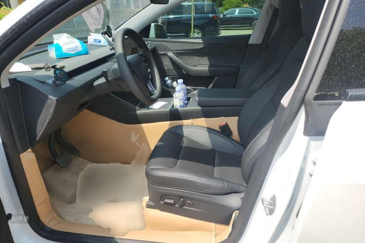 Tesla Model Y 2025 #17 Tesla Model Y 2025 car image #17