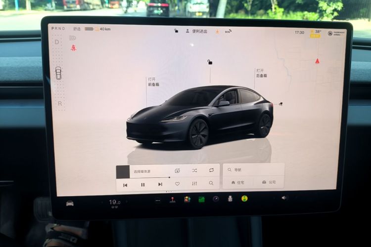 Tesla Model 3 2025 car image #13