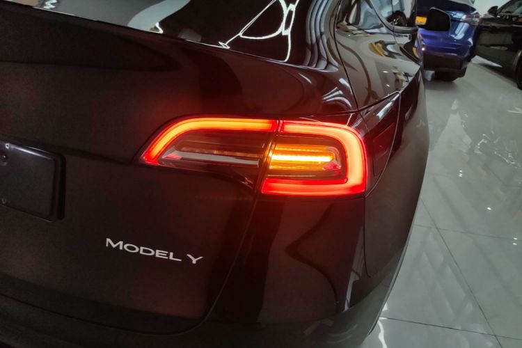 Tesla Model Y 2022 #8 Tesla Model Y 2022 car image #8